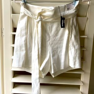 EXPRESS short SZ 10 High Rise BNWT white Belted